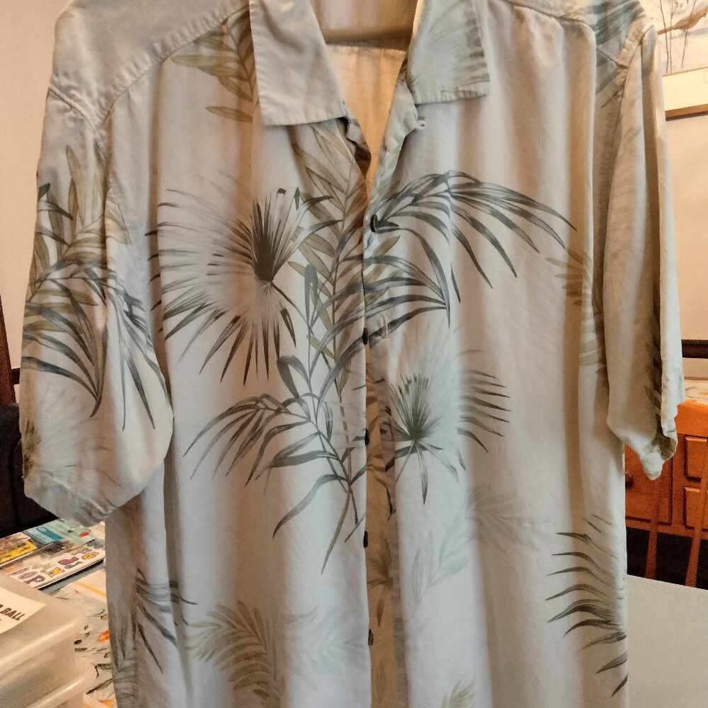 Men's Tommy Bahama XL Short Sleeved Shirt